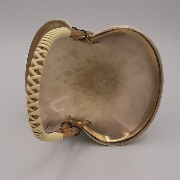 Vintage West Germany Pottery Beige Pinched Basket with Wooden Handles and Golden - Picture 6 of 9